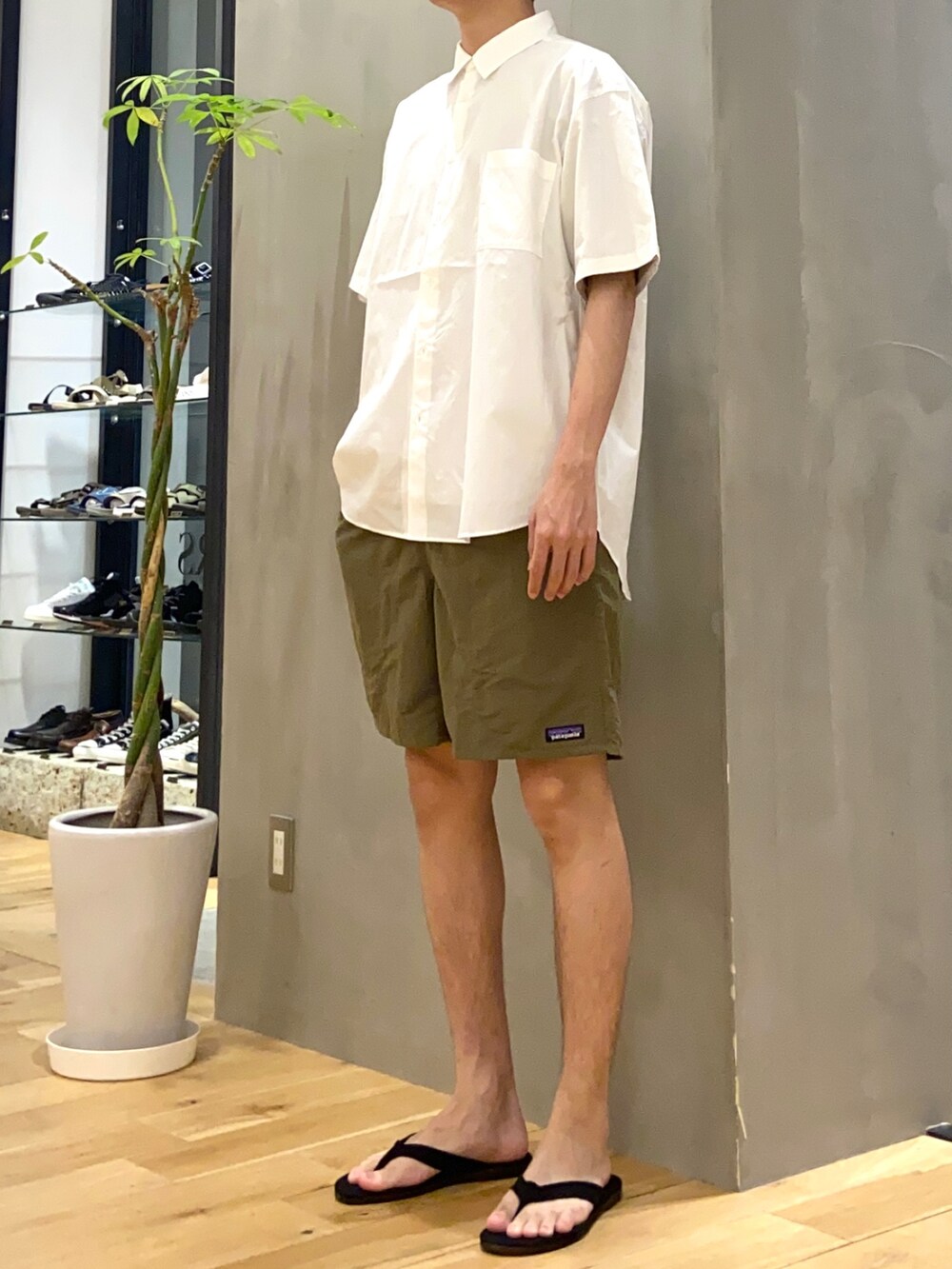 ホワイト系のシャツ/ブラウス、グレー系のTシャツ/カットソー、ブラック系のサンダルを着用したメンズの夏コーディネートの3枚目の写真