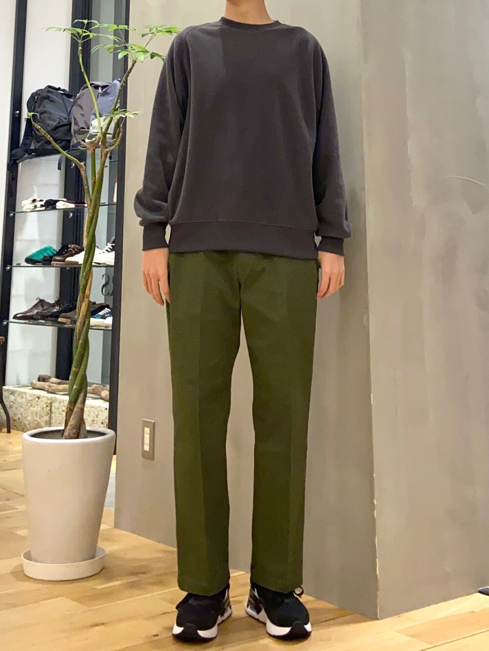 グレー系のダウンベスト、グレー系のTシャツ/カットソー、グリーン系のその他パンツを着用したメンズの冬コーディネートの2枚目の写真