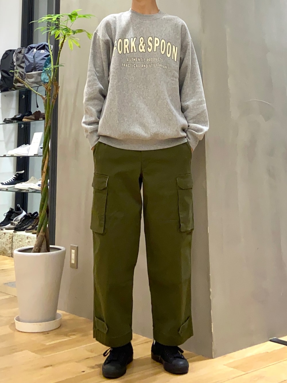 ブラック系のモッズコート、グレー系のスウェット、グリーン系のその他パンツを着用したメンズの秋コーディネートの2枚目の写真