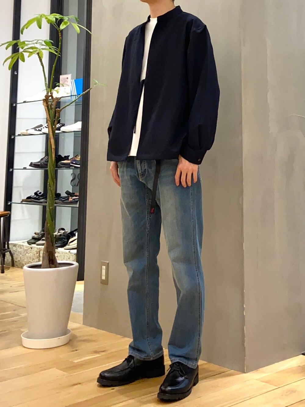 ブルー系のブルゾン、ホワイト系のTシャツ/カットソー、ブルー系のその他パンツを着用したメンズの春コーディネートの2枚目の写真