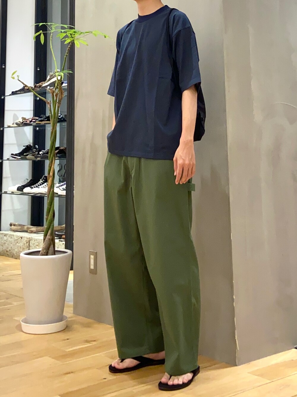 ブルー系のTシャツ/カットソー、ブラック系のバックパック/リュック、グリーン系のその他パンツを着用したメンズの秋コーディネートの2枚目の写真