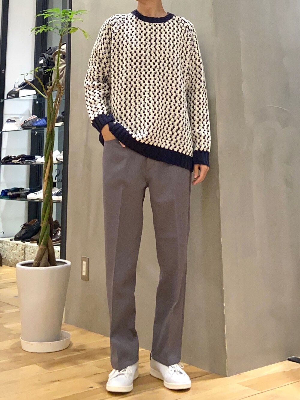 ブルー系のブルゾン、ホワイト系のニット/セーター、グレー系のその他パンツを着用したメンズの冬コーディネートの2枚目の写真