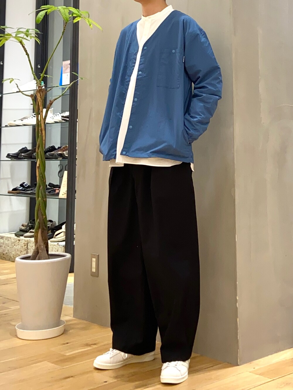ホワイト系のシャツ/ブラウス、ブルー系のナイロンジャケット、ベージュ系のスニーカーを着用したメンズの春コーディネートの4枚目の写真