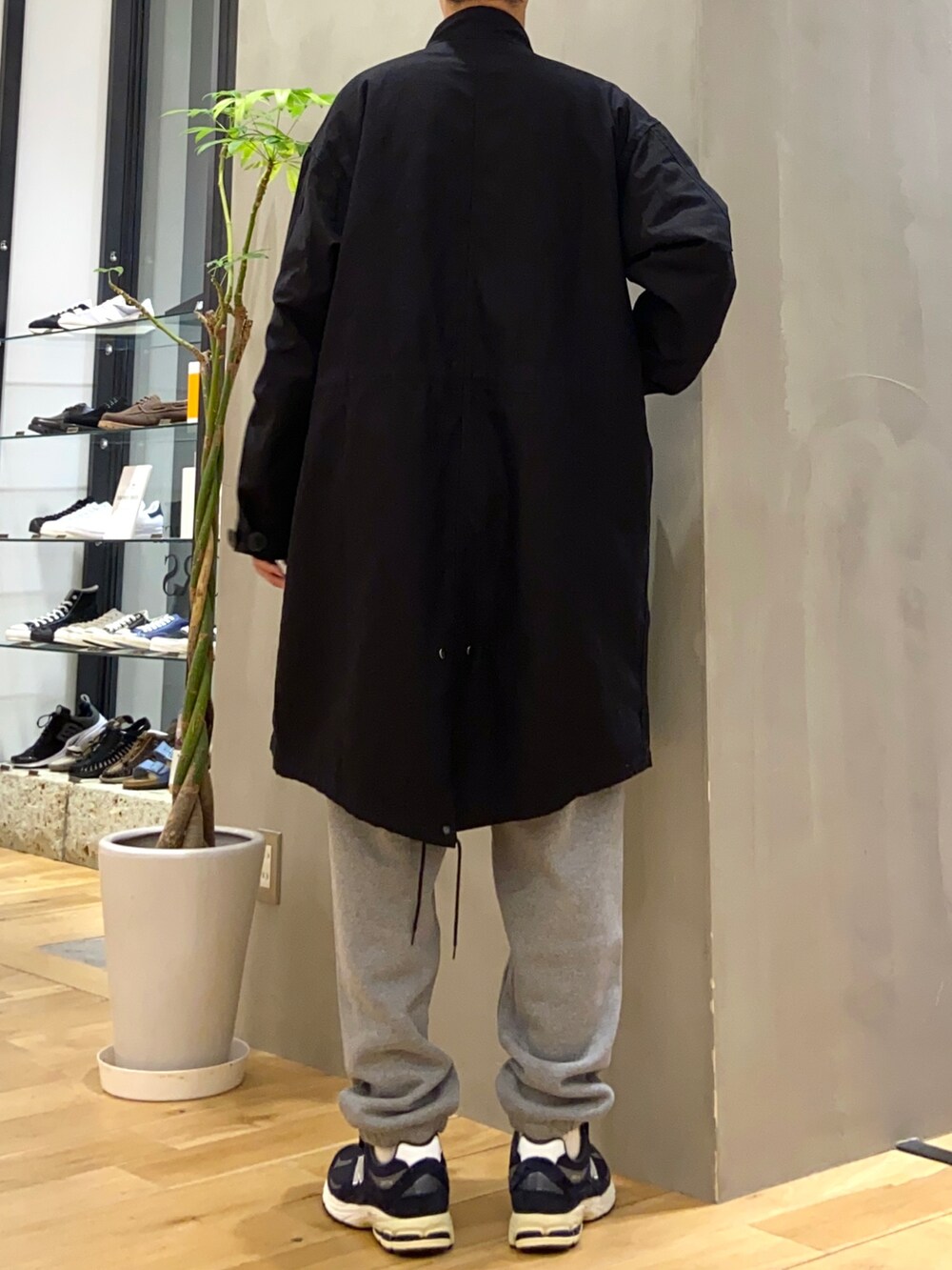 ブラック系のモッズコート、ブラック系のダウンジャケット/コート、ブルー系のシャツ/ブラウスを着用したメンズの秋コーディネートの4枚目の写真