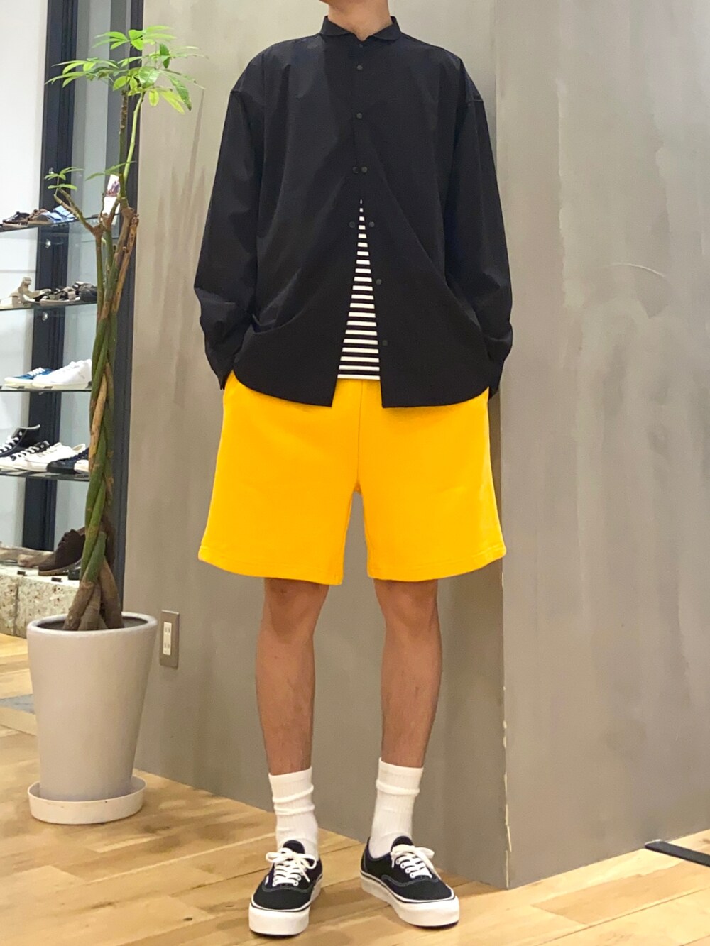 ブラック系のシャツ/ブラウス、ブラック系のTシャツ/カットソー、イエロー系のその他パンツを着用したメンズの秋コーディネートの2枚目の写真