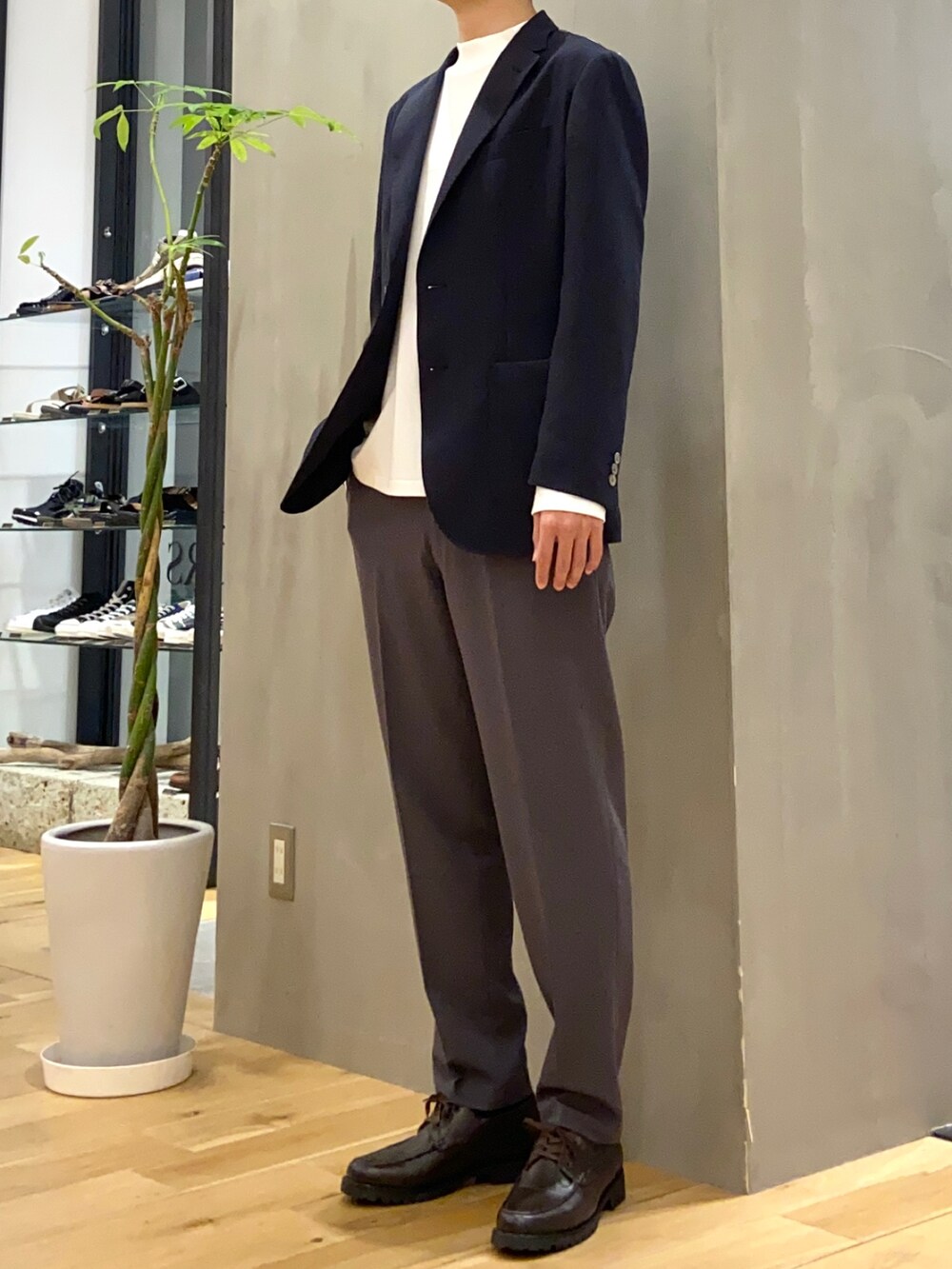 ブルー系のスーツジャケット、ホワイト系のTシャツ/カットソー、ブラウン系のその他シューズを着用したメンズの夏コーディネートの2枚目の写真