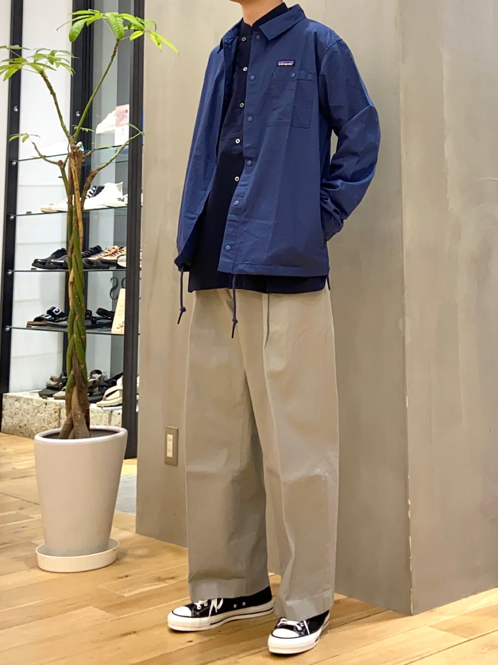 ブルー系のシャツ/ブラウス、ホワイト系のその他パンツ、その他のその他を着用したメンズの春コーディネートの4枚目の写真