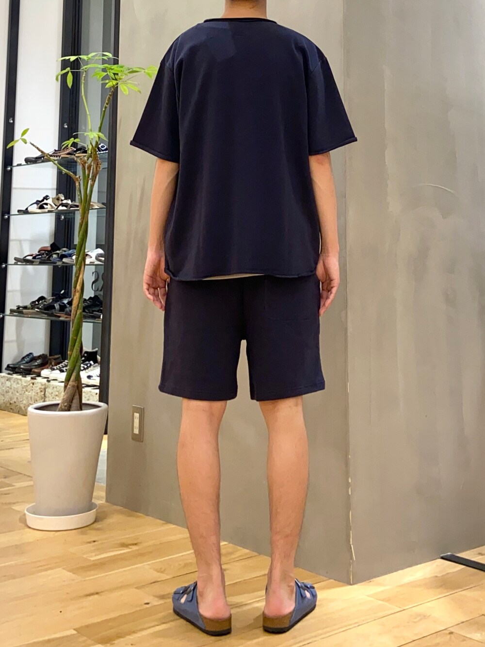 ブルー系のTシャツ/カットソー、ブルー系のサンダル、グレー系のタンクトップを着用したメンズの夏コーディネートの4枚目の写真