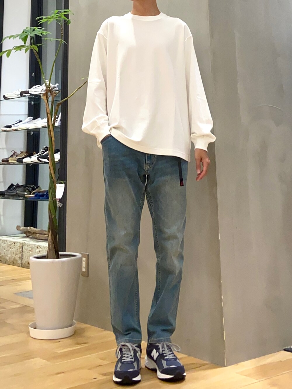 ブラック系のセットアップ、ホワイト系のTシャツ/カットソー、ブルー系のその他パンツを着用したメンズの秋コーディネートの2枚目の写真