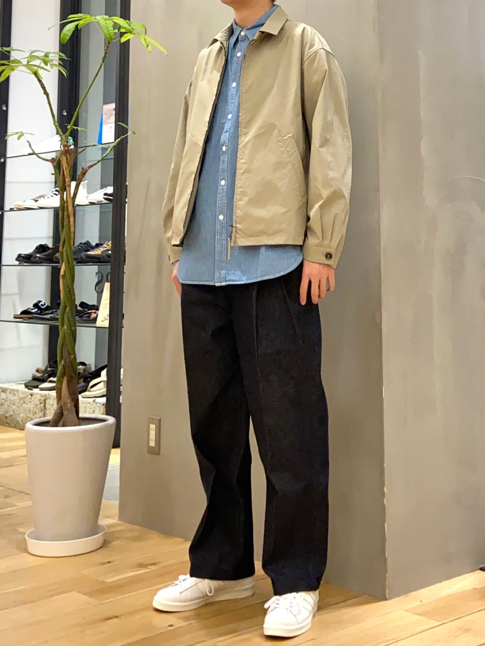 ベージュ系のブルゾン、ブルー系のシャツ/ブラウス、ベージュ系のスニーカーを着用したメンズの春コーディネートの2枚目の写真