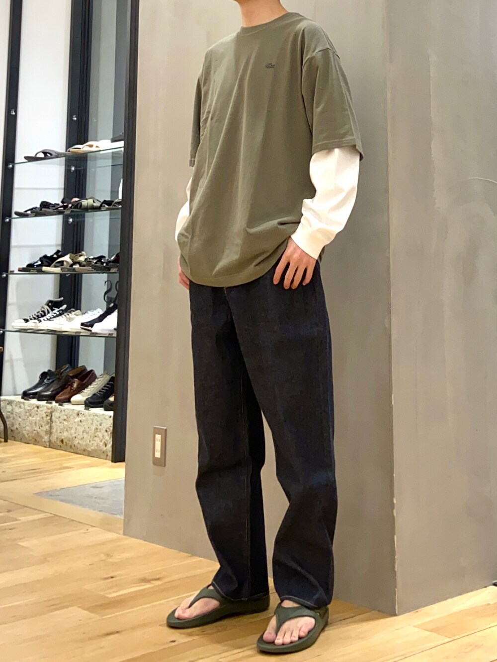 グリーン系のTシャツ/カットソー、ホワイト系のTシャツ/カットソー、ブルー系のデニムパンツを着用したメンズの春コーディネートの2枚目の写真