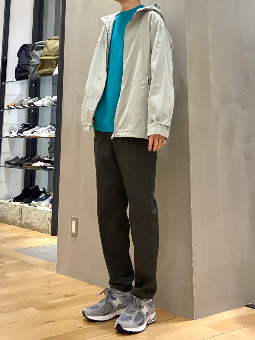 グリーン系のブルゾン、グリーン系のスウェット、グリーン系のその他パンツを着用したメンズの春コーディネートの3枚目の写真