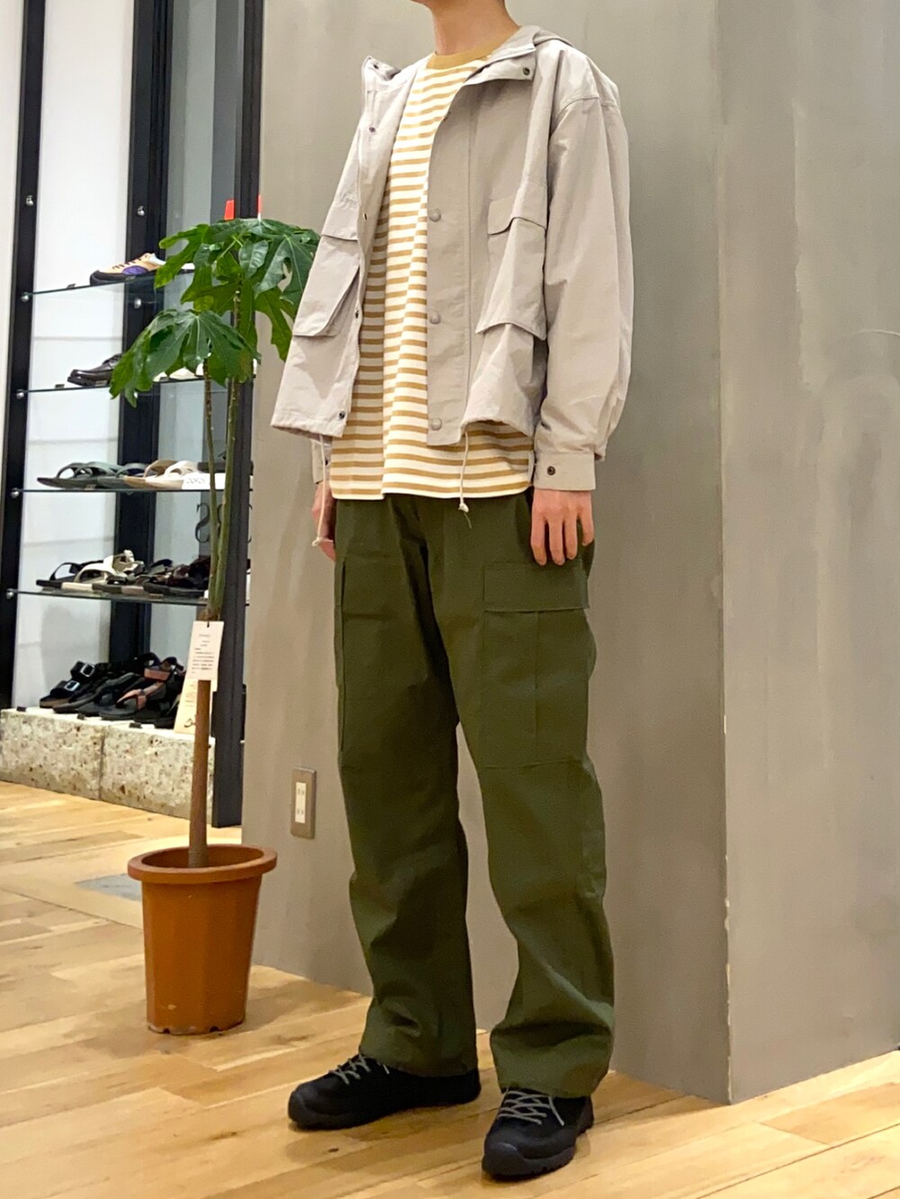 ホワイト系のマウンテンパーカー、イエロー系のTシャツ/カットソー、グリーン系のその他パンツを着用したメンズの春コーディネートの3枚目の写真