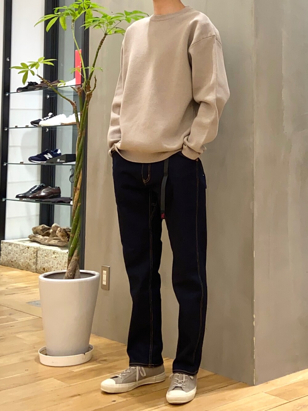 ベージュ系のニット/セーター、ブルー系のその他パンツ、グレー系のスニーカーを着用したメンズの冬コーディネートの2枚目の写真