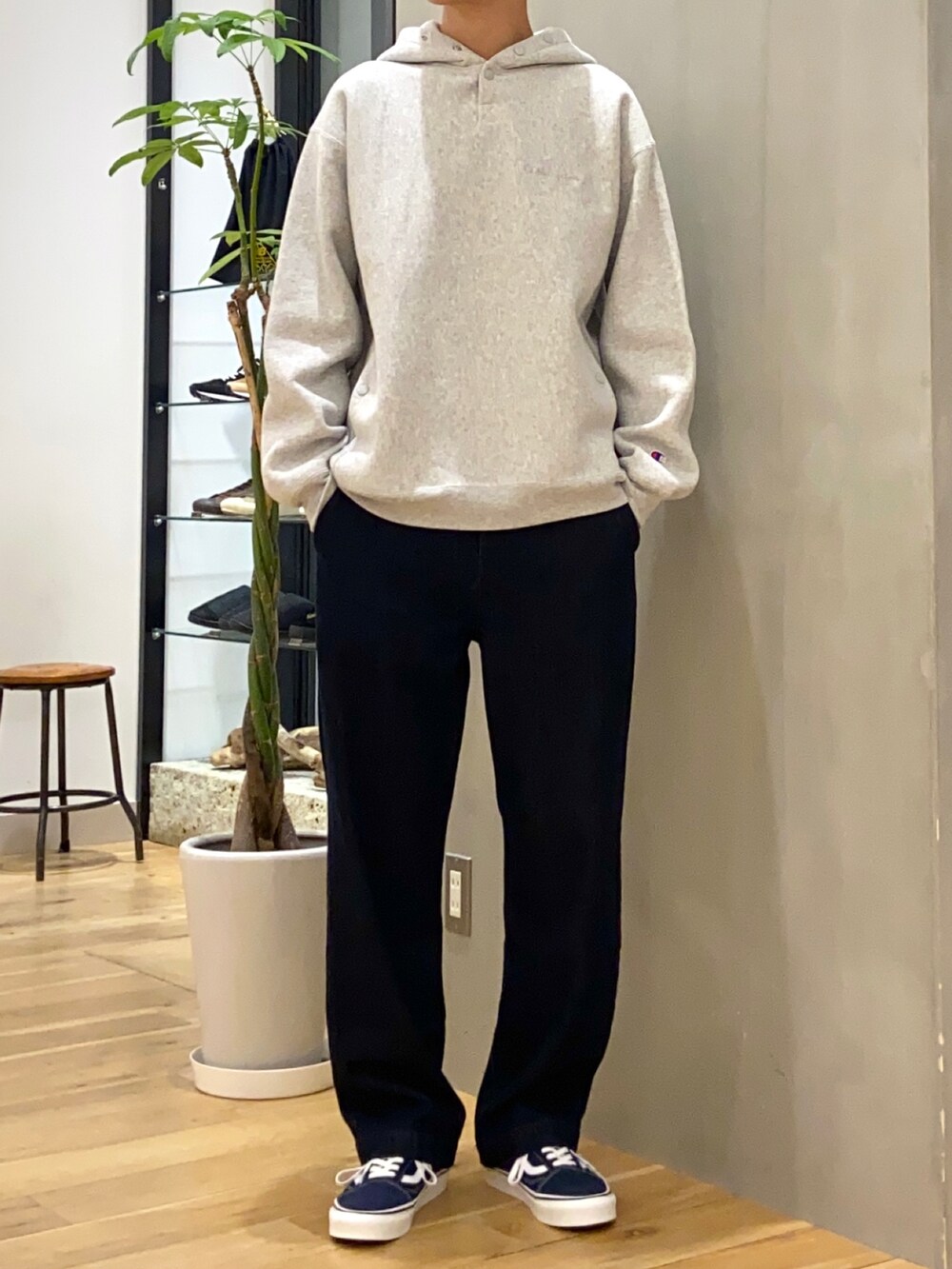 グレー系のパーカー、ブルー系のデニムパンツ、ブラック系のニットキャップ/ビーニーを着用したメンズの秋コーディネートの2枚目の写真