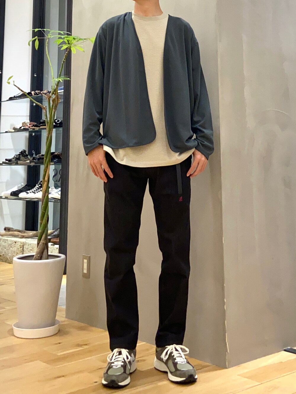 グリーン系のカーディガン/ボレロ、ベージュ系のTシャツ/カットソー、ブラック系のその他パンツを着用したメンズの秋コーディネートの3枚目の写真