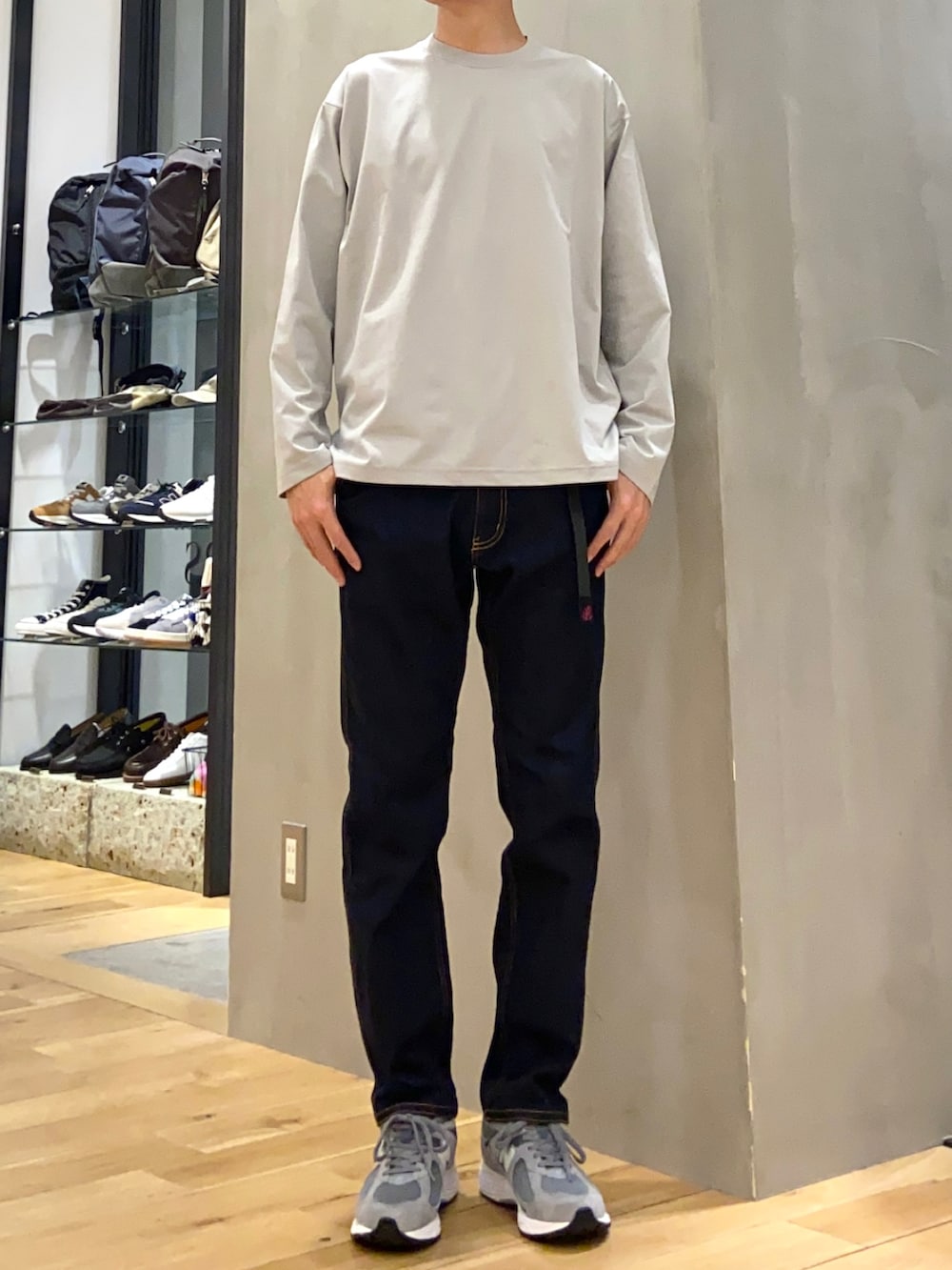 ホワイト系のブルゾン、グレー系のTシャツ/カットソー、ブルー系のその他パンツを着用したメンズの春コーディネートの2枚目の写真