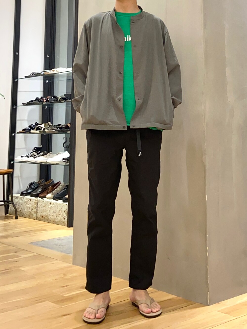 グリーン系のブルゾン、グリーン系のTシャツ/カットソー、ブラック系のその他パンツを着用したメンズの春コーディネートの4枚目の写真