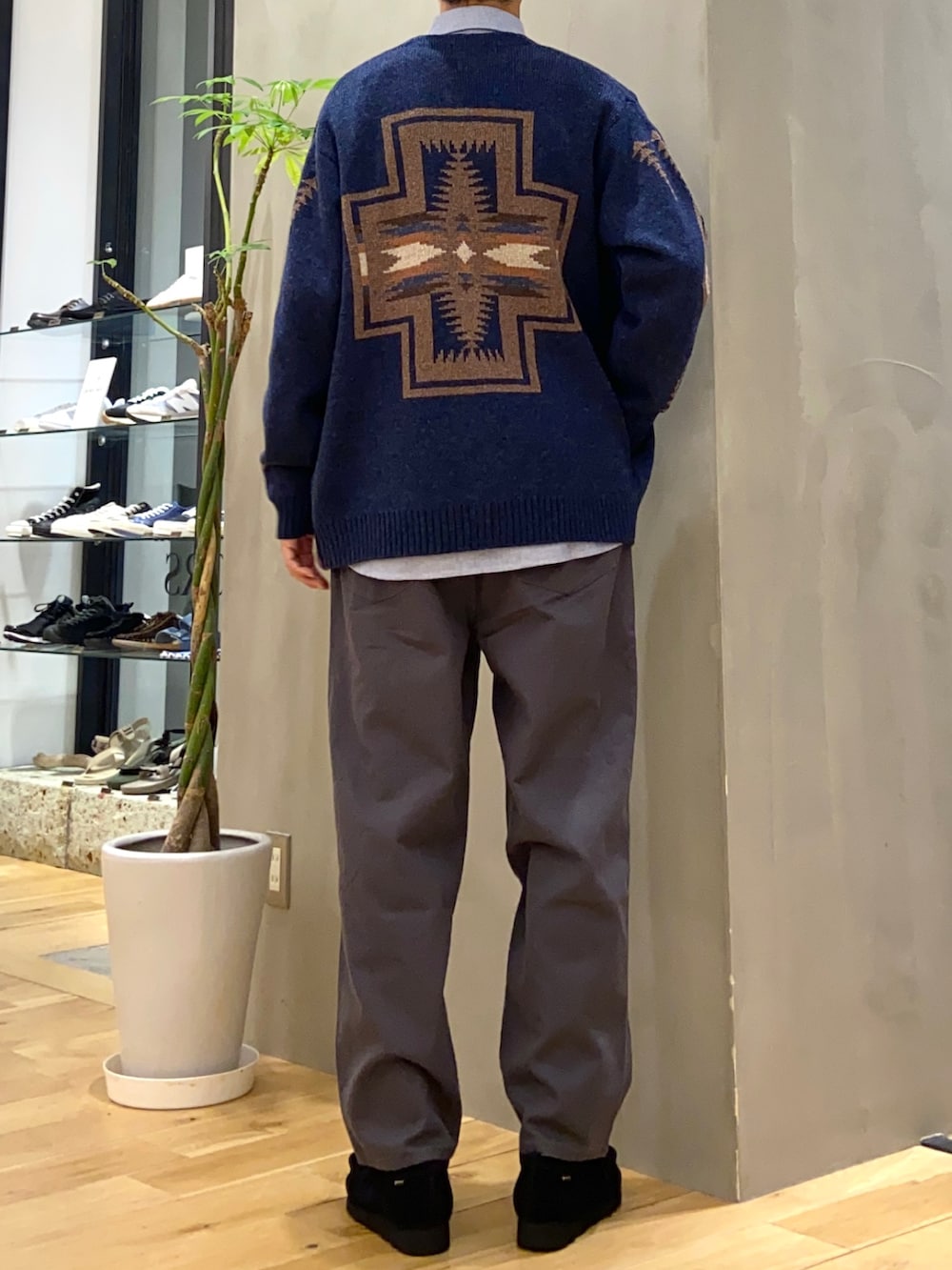 ブルー系のカーディガン/ボレロ、ブルー系のシャツ/ブラウス、ブラック系のその他シューズを着用したメンズの秋コーディネートの3枚目の写真