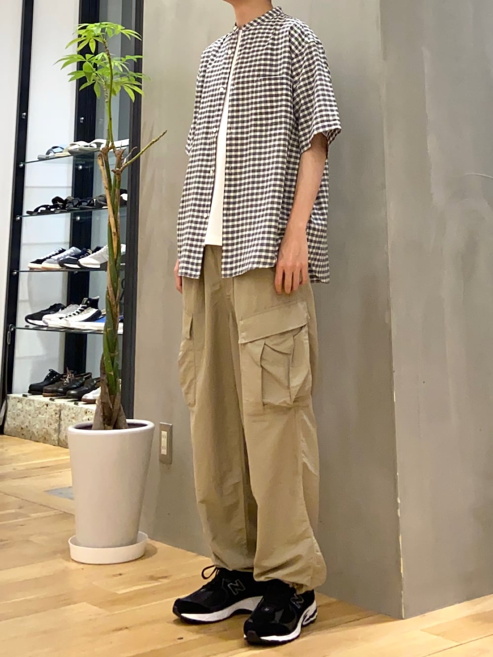 ホワイト系のTシャツ/カットソー、ベージュ系のその他パンツ、ブラック系のスニーカーを着用したメンズの春コーディネートの3枚目の写真