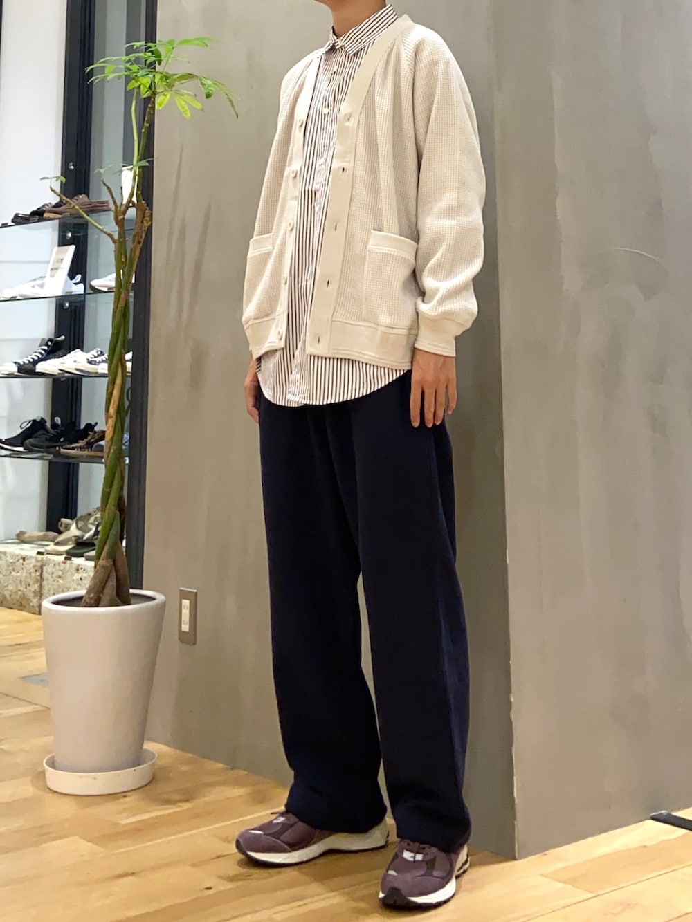 ベージュ系のカーディガン/ボレロ、ブラウン系のシャツ/ブラウス、ブルー系のその他パンツを着用したメンズの秋コーディネートの2枚目の写真