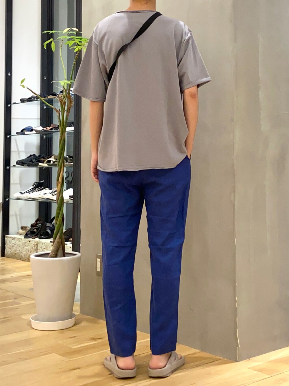 グレー系のTシャツ/カットソー、ブラック系のショルダーバッグ、ブルー系のその他パンツを着用したメンズの夏コーディネートの3枚目の写真