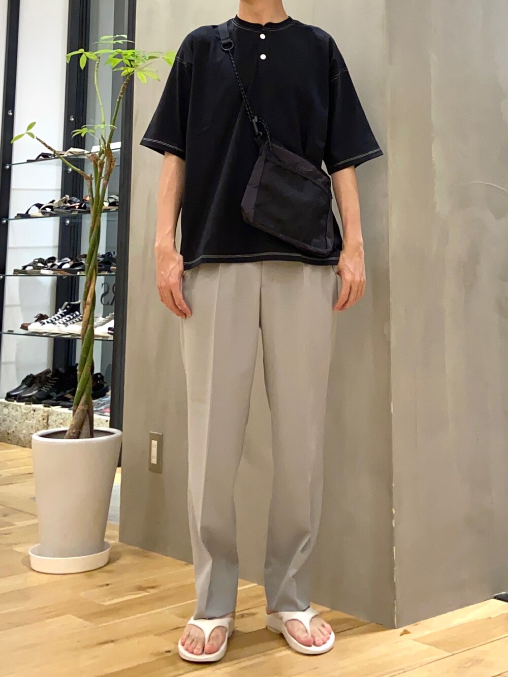 グレー系のTシャツ/カットソー、グレー系のその他パンツ、ホワイト系のサンダルを着用したメンズの夏コーディネートの3枚目の写真