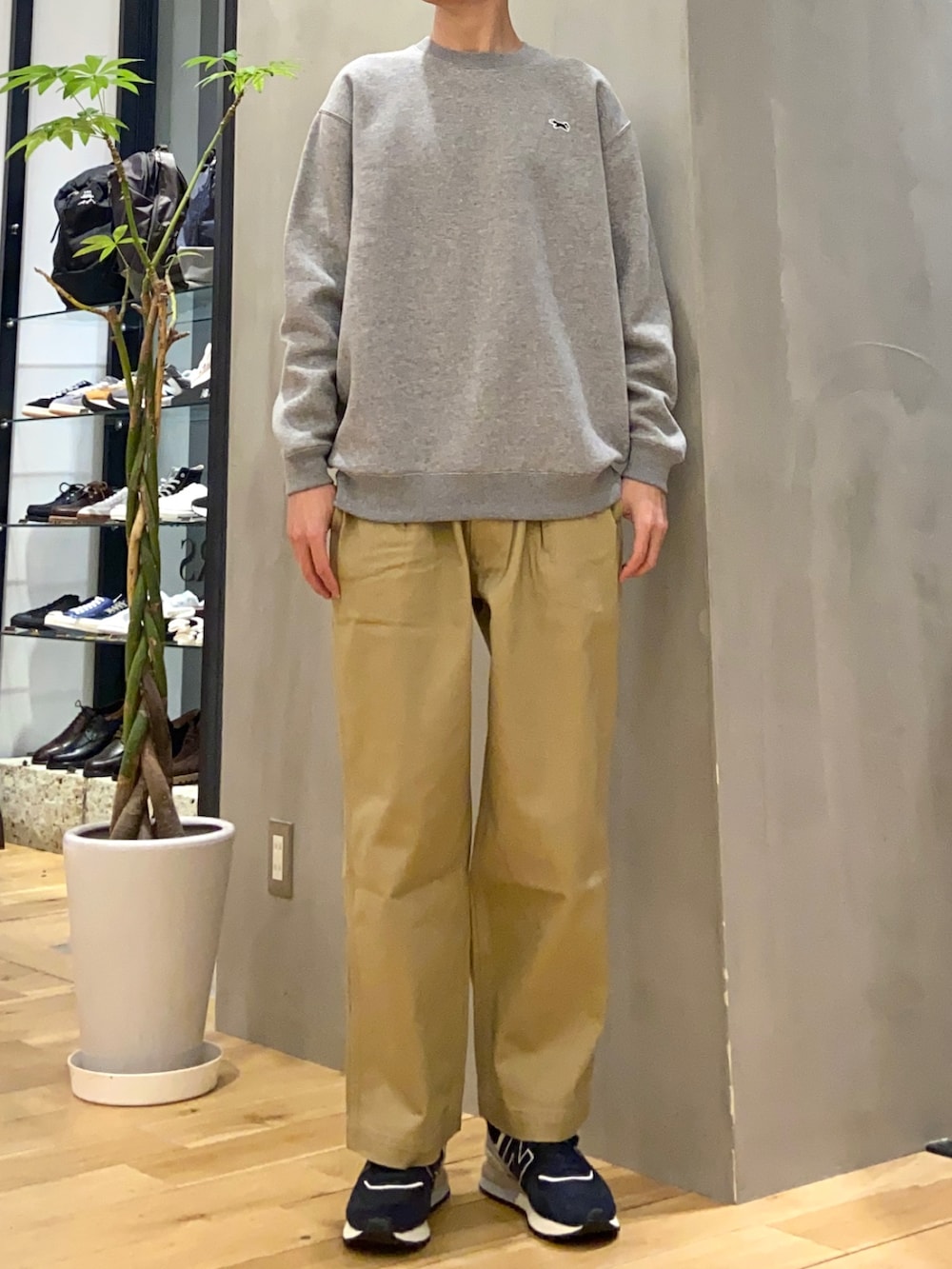 ブルー系のステンカラーコート、グレー系のスウェット、ベージュ系のその他パンツを着用したメンズの春コーディネートの2枚目の写真