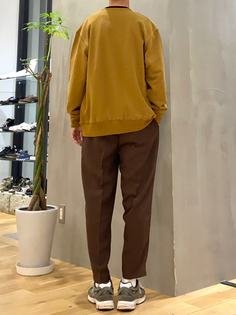 イエロー系のカーディガン/ボレロ、ブラック系のTシャツ/カットソー、ブラウン系のその他パンツを着用したメンズの秋コーディネートの3枚目の写真