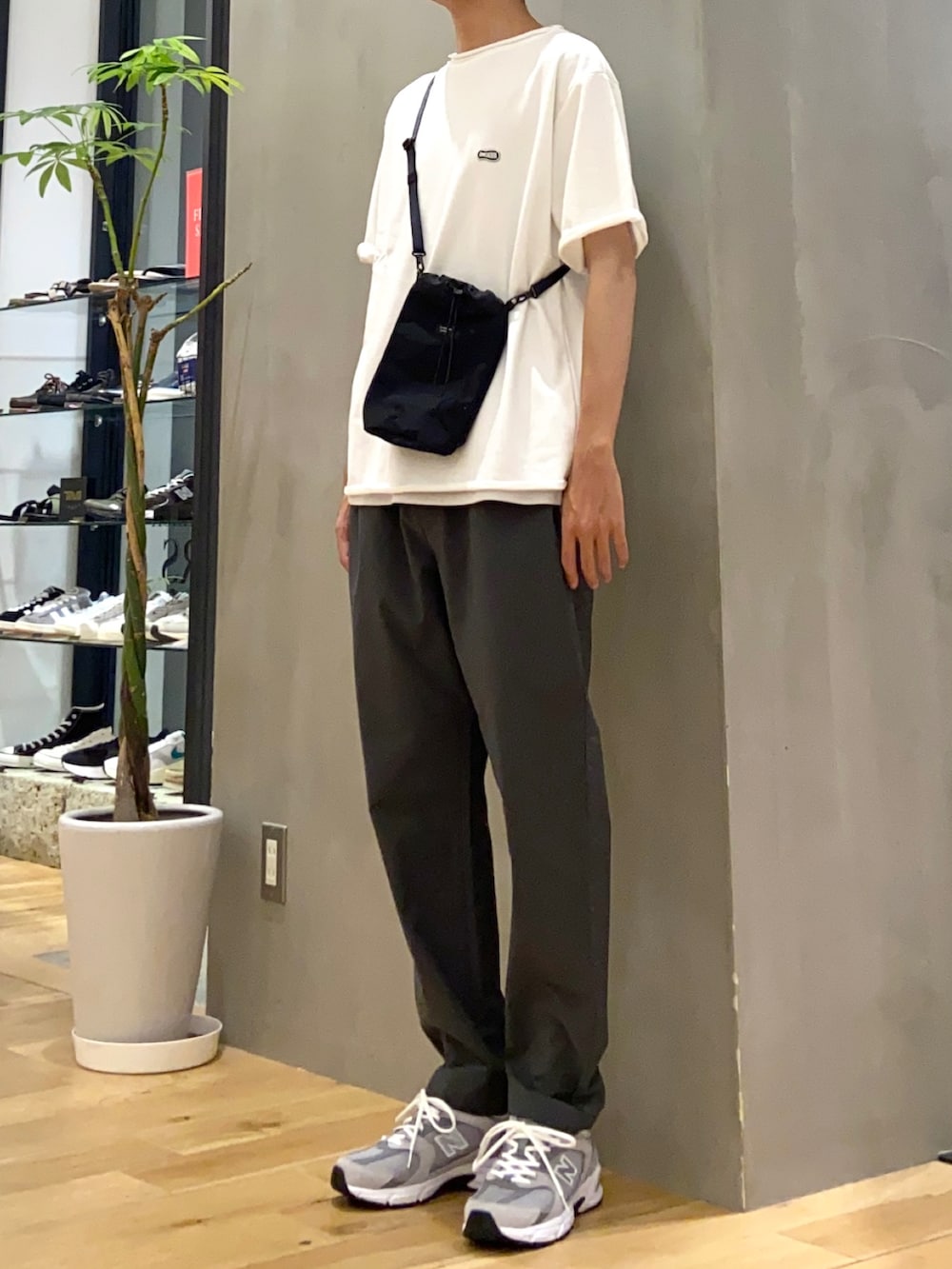 ホワイト系のTシャツ/カットソー、ブラック系のバッグ、グレー系のTシャツ/カットソーを着用したメンズの夏コーディネートの2枚目の写真