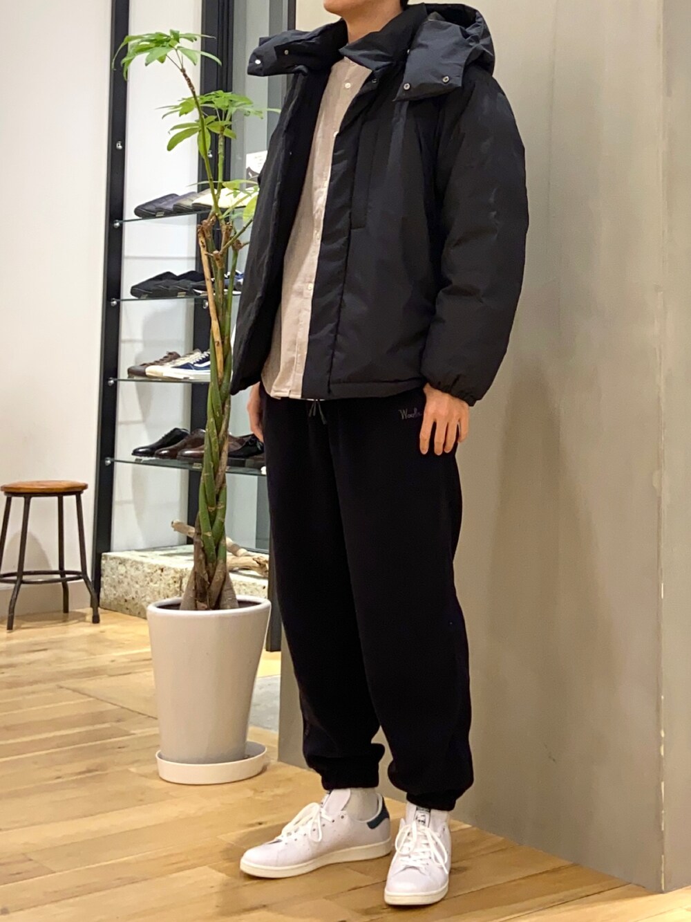ブラック系のダウンジャケット/コート、ホワイト系のシャツ/ブラウス、グリーン系のスニーカーを着用したメンズの冬コーディネートの2枚目の写真