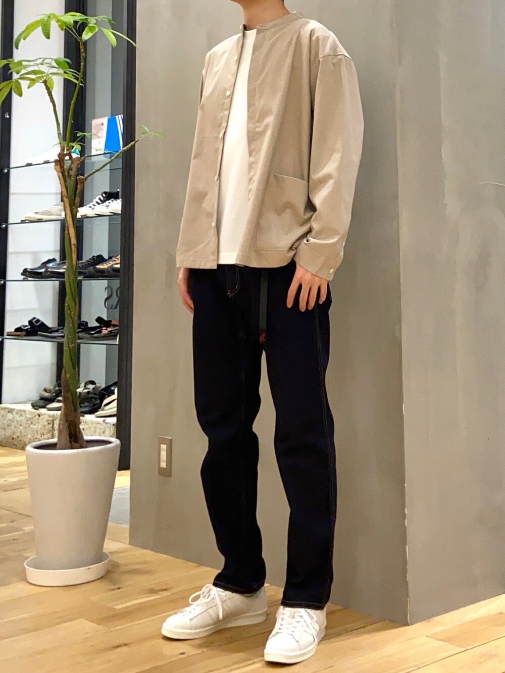 ベージュ系のシャツ/ブラウス、ホワイト系のTシャツ/カットソー、ベージュ系のスニーカーを着用したメンズの春コーディネートの2枚目の写真