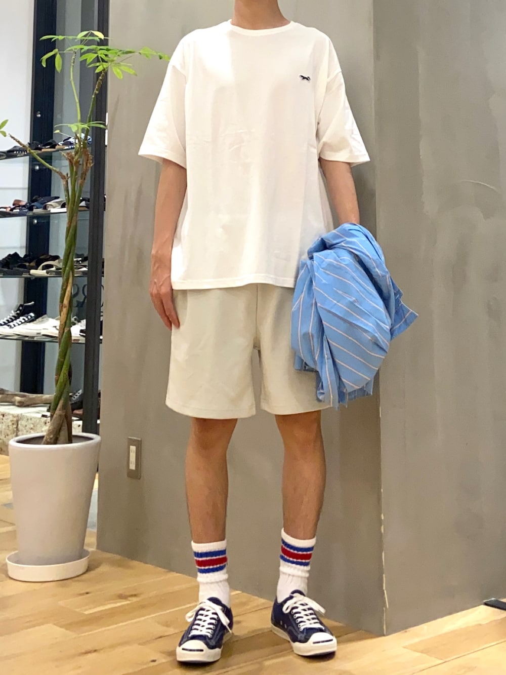 ブルー系のシャツ/ブラウス、ホワイト系のTシャツ/カットソー、ホワイト系のその他パンツを着用したメンズの夏コーディネートの2枚目の写真