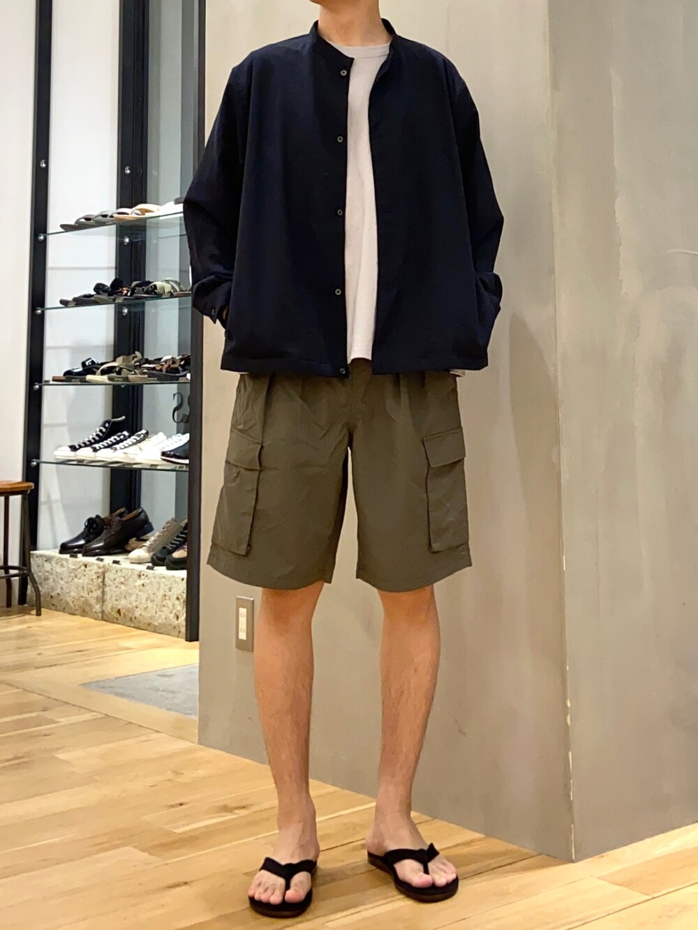 グレー系のTシャツ/カットソー、ブルー系のシャツ/ブラウス、グリーン系のその他パンツを着用したメンズの春コーディネートの3枚目の写真