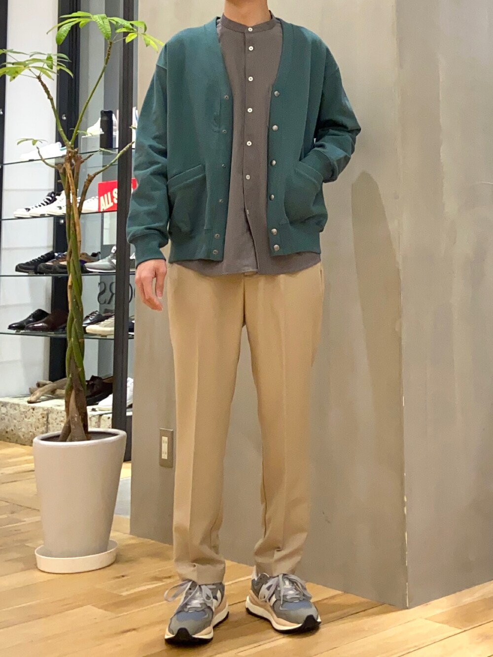 グリーン系のカーディガン/ボレロ、グレー系のシャツ/ブラウス、ベージュ系のその他パンツを着用したメンズの春コーディネートの4枚目の写真