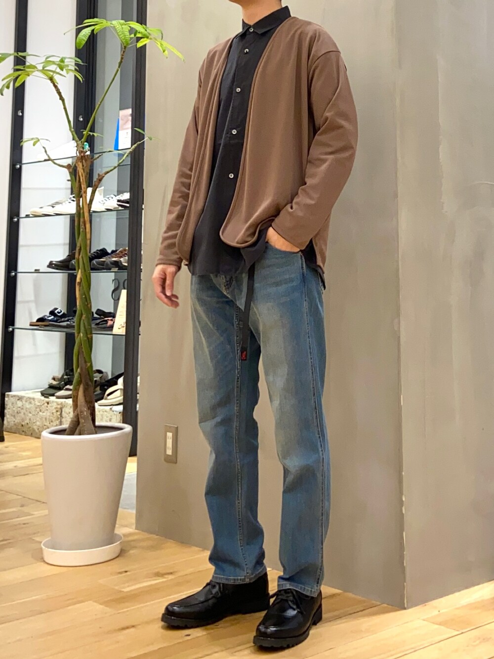 ブラウン系のカーディガン/ボレロ、ブラック系のシャツ/ブラウス、ブルー系のその他パンツを着用したメンズの春コーディネートの3枚目の写真
