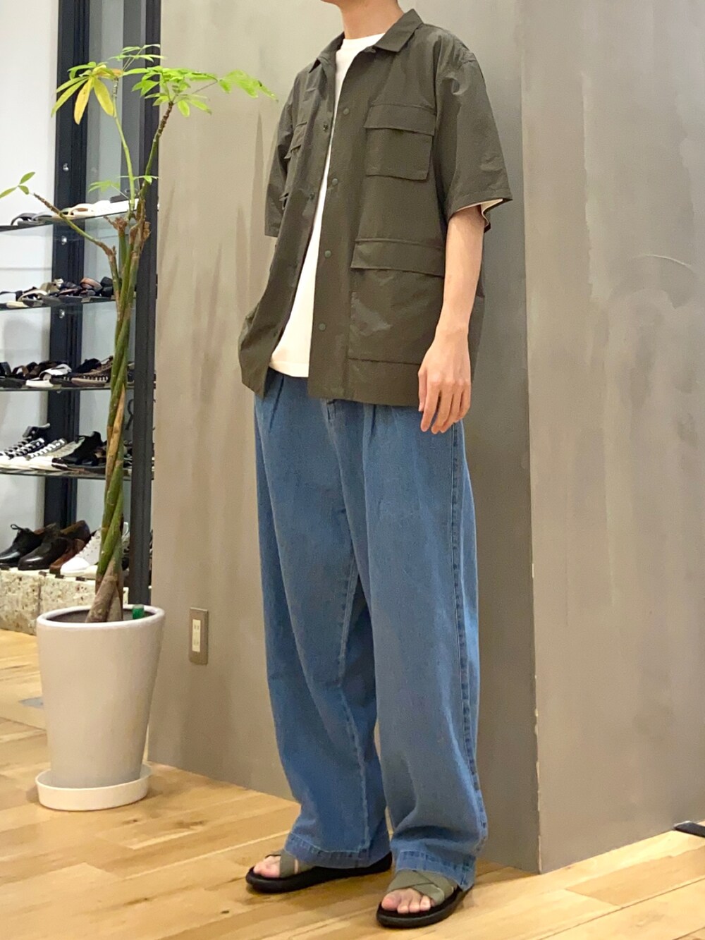 グリーン系のシャツ/ブラウス、ホワイト系のTシャツ/カットソー、ブルー系のデニムパンツを着用したメンズの夏コーディネートの3枚目の写真