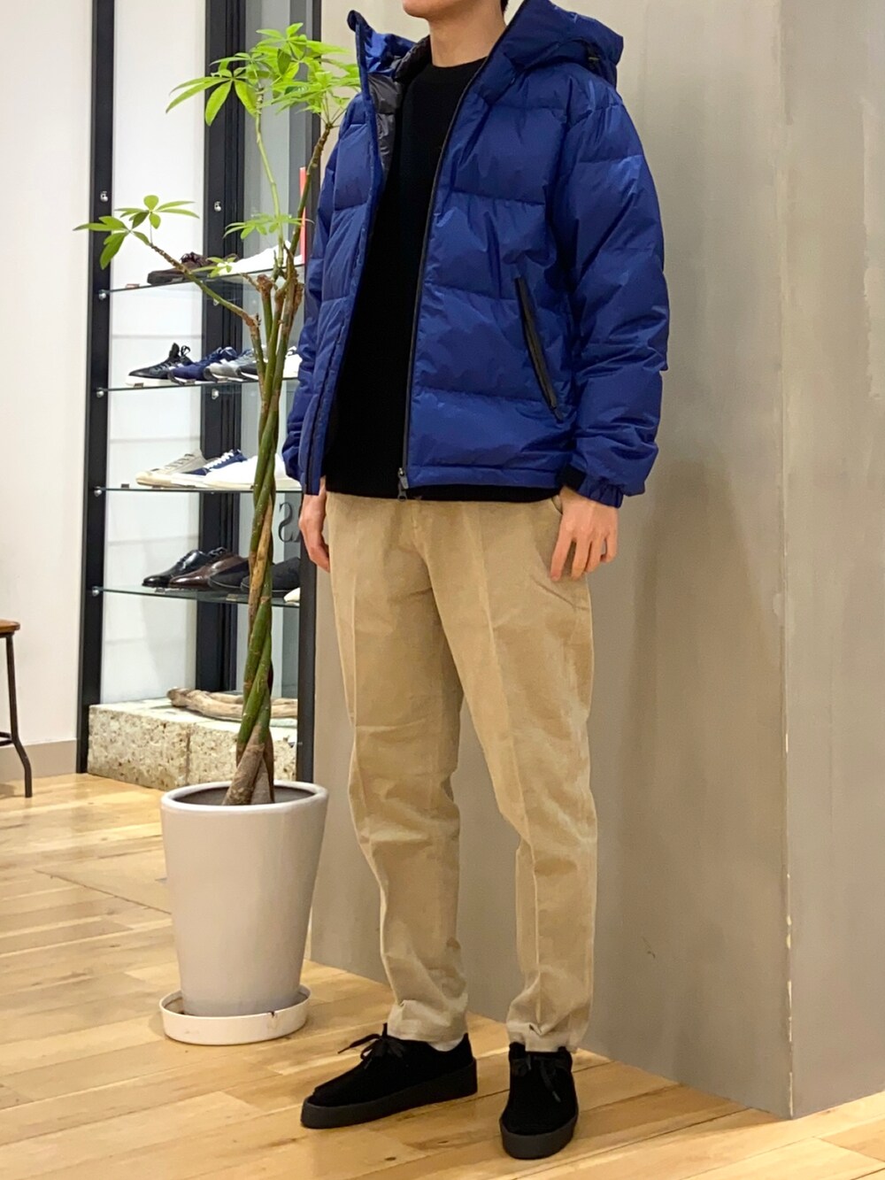 ブルー系のダウンジャケット/コート、ブラック系のニット/セーター、ブラック系のその他シューズを着用したメンズの冬コーディネートの4枚目の写真