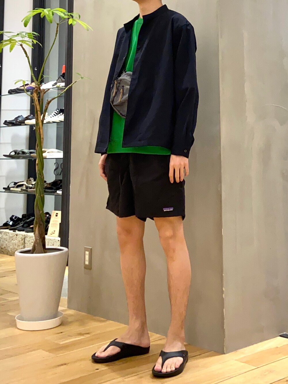 ブルー系のブルゾン、グリーン系のTシャツ/カットソー、グレー系のショルダーバッグを着用したメンズの春コーディネートの3枚目の写真