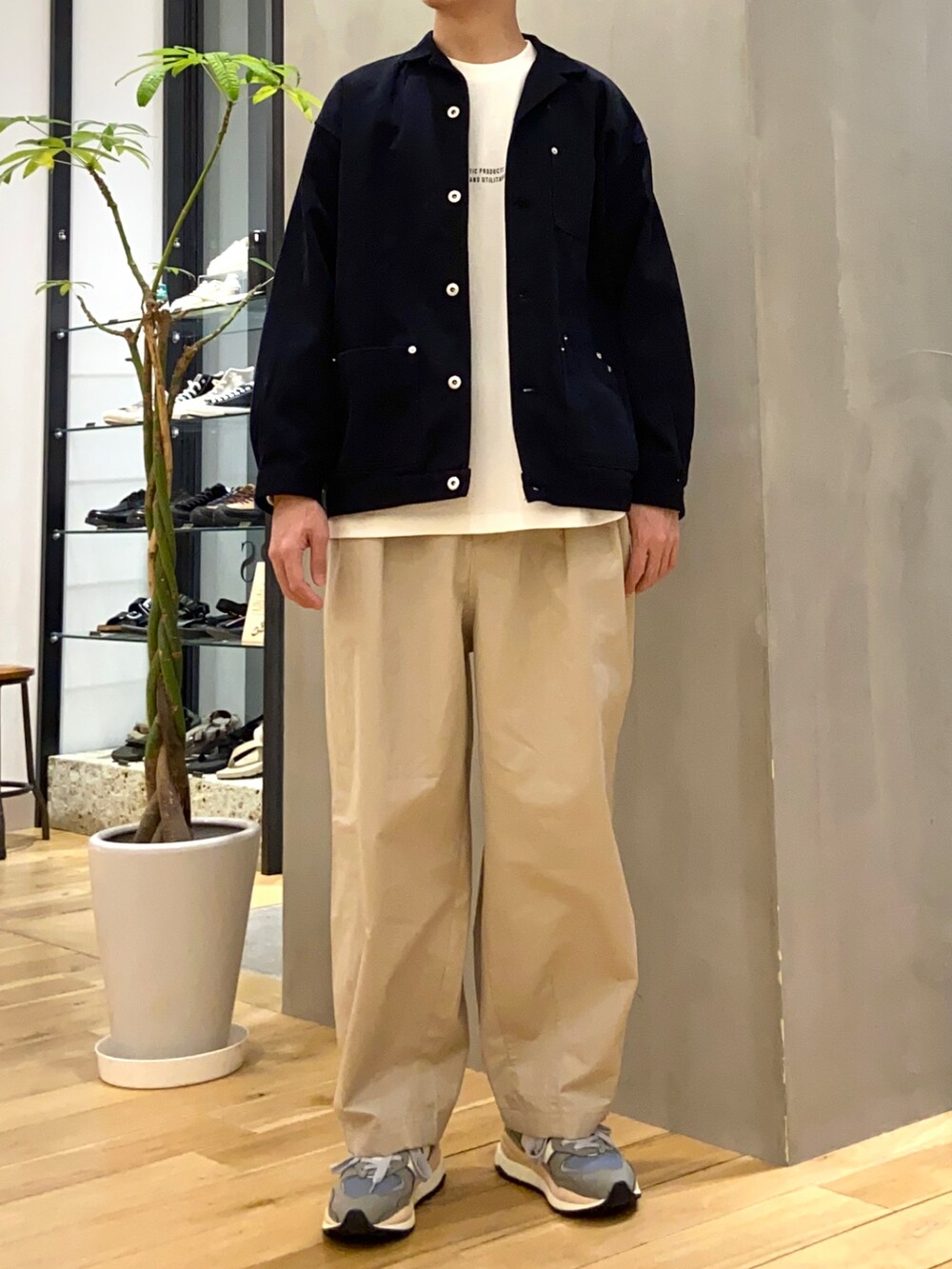 ブラック系のその他アウター、ホワイト系のTシャツ/カットソー、ベージュ系のその他パンツを着用したメンズの春コーディネートの3枚目の写真