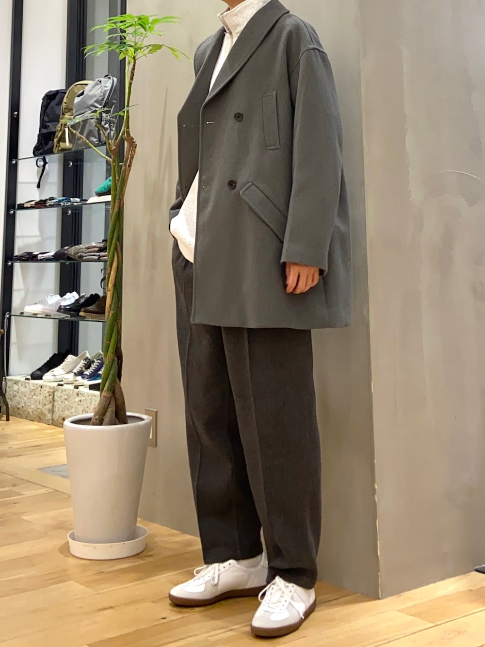 グリーン系のピーコート、グレー系のスウェット、ホワイト系のスニーカーを着用したメンズの秋コーディネートの3枚目の写真