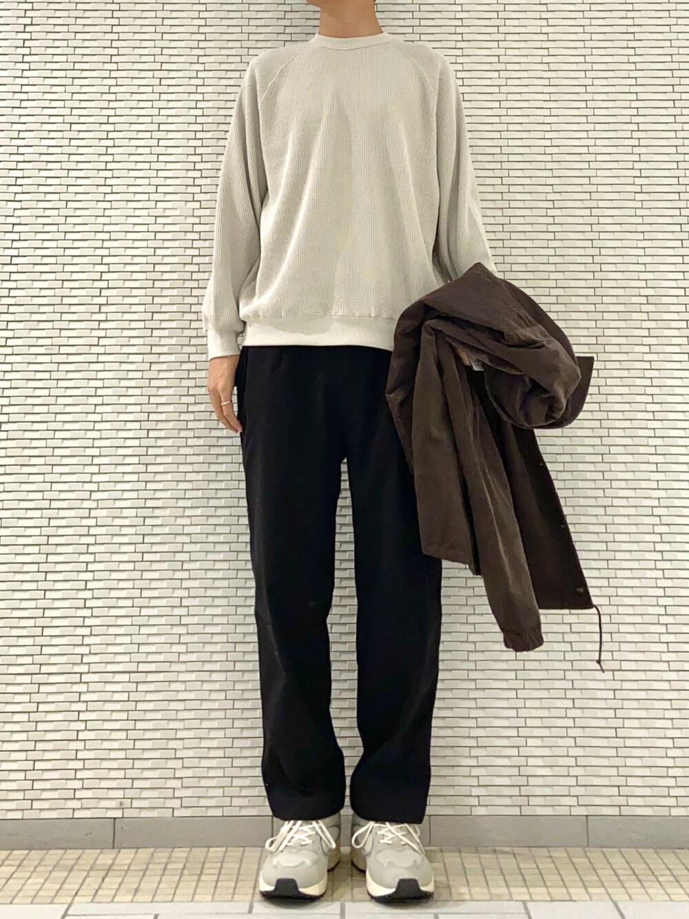 ブラウン系のその他アウター、ベージュ系のTシャツ/カットソー、ブラック系のその他パンツを着用したメンズの冬コーディネートの2枚目の写真