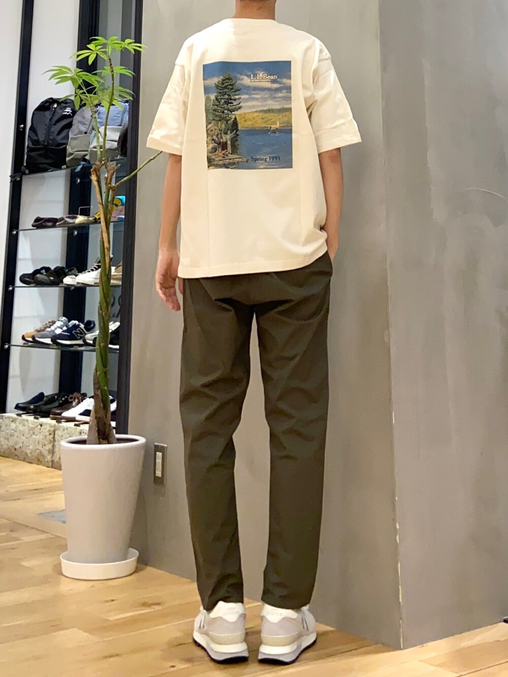 ブルー系のシャツ/ブラウス、グリーン系のその他パンツ、ホワイト系のスニーカーを着用したメンズの春コーディネートの2枚目の写真