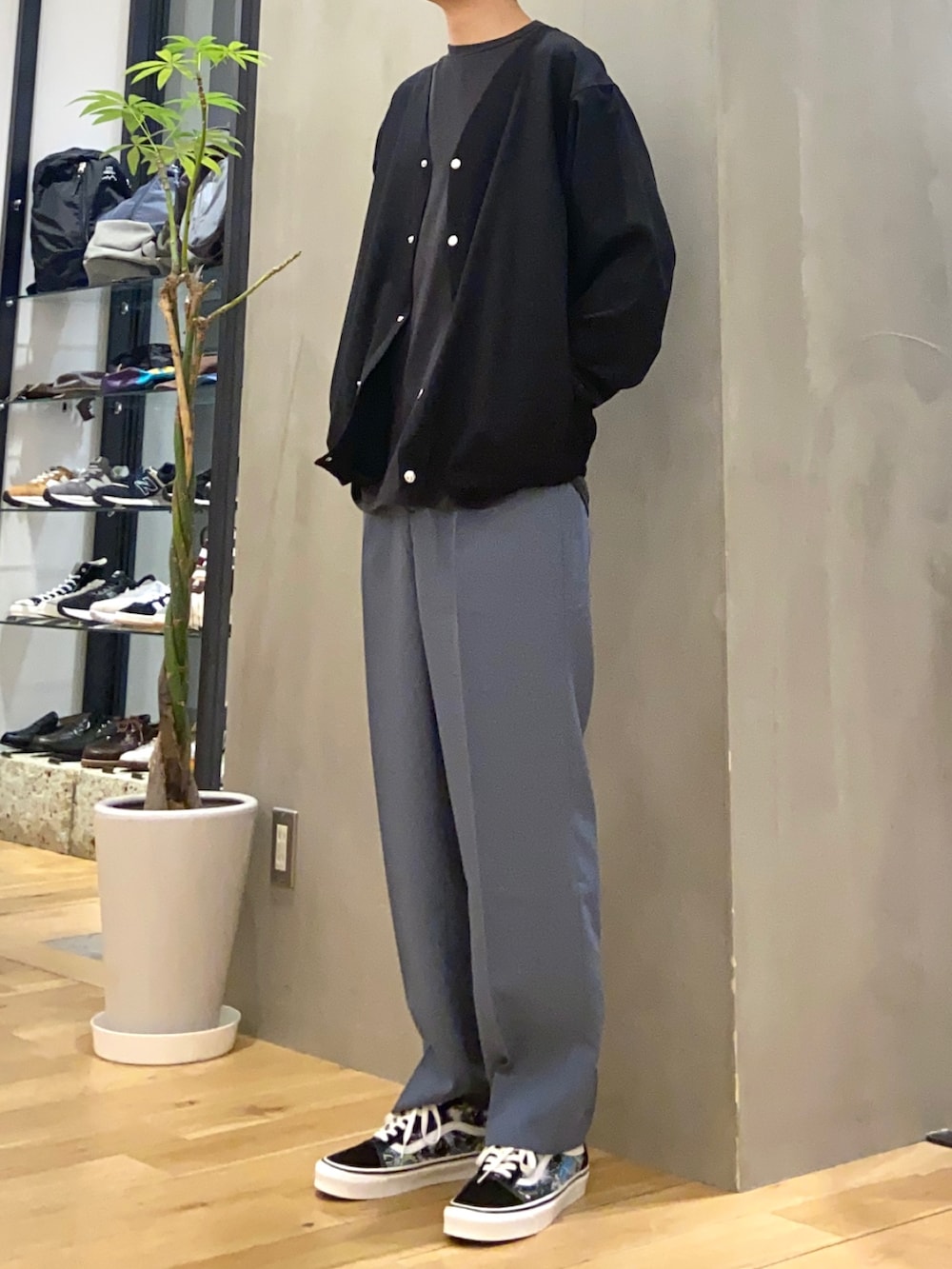 ブラック系のブルゾン、ブラック系のTシャツ/カットソー、ブルー系のその他パンツを着用したメンズの春コーディネートの3枚目の写真