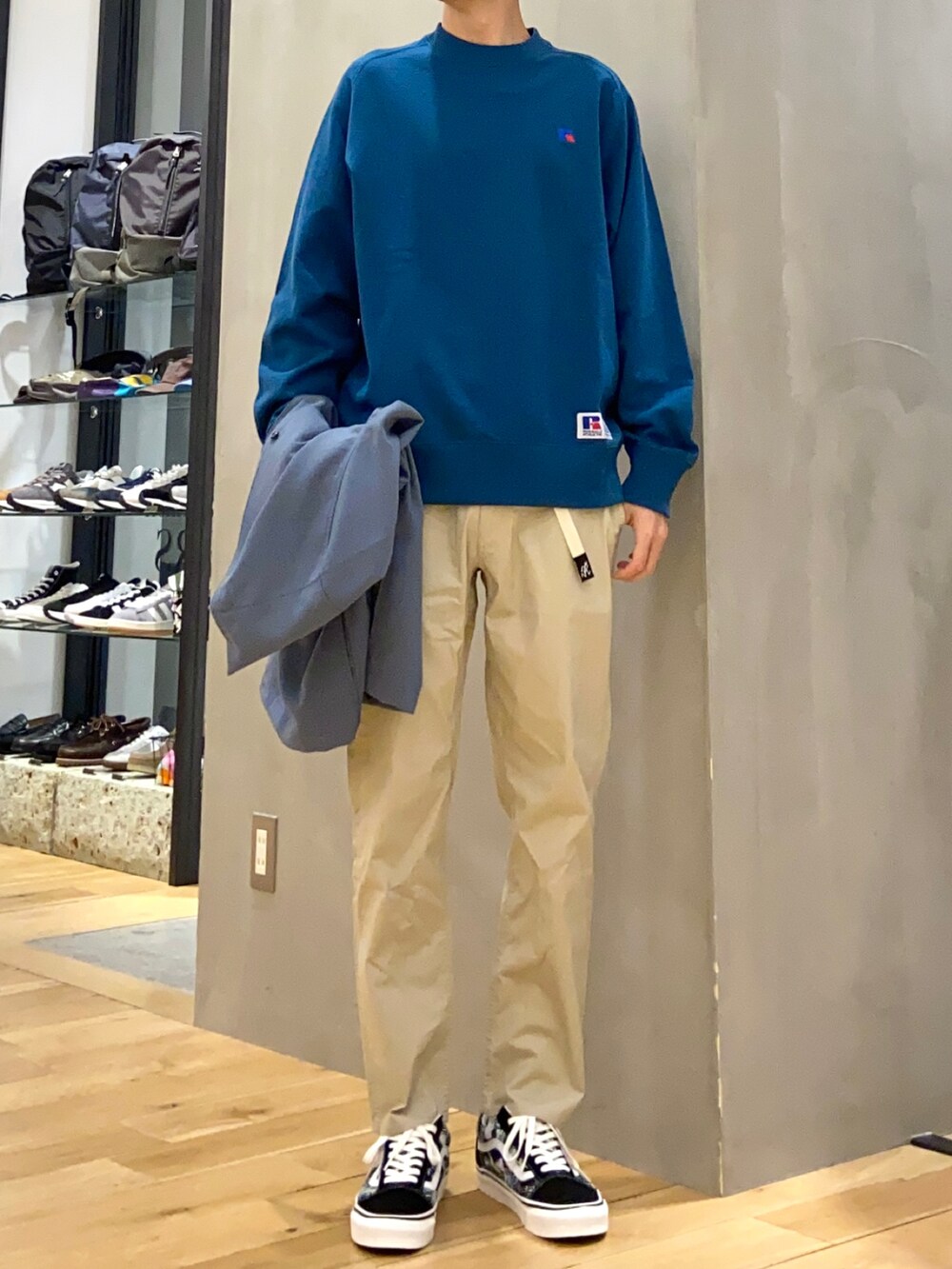 ブルー系のその他アウター、ブルー系のスウェット、ベージュ系のその他パンツを着用したメンズの春コーディネートの2枚目の写真