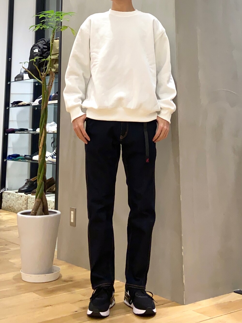 グレー系のダウンジャケット/コート、ホワイト系のスウェット、ブルー系のその他パンツを着用したメンズの冬コーディネートの2枚目の写真