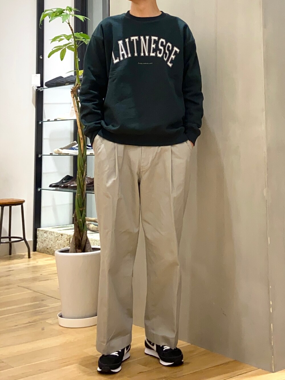 ブラック系のブルゾン、グリーン系のスウェット、グレー系のその他パンツを着用したメンズの冬コーディネートの2枚目の写真