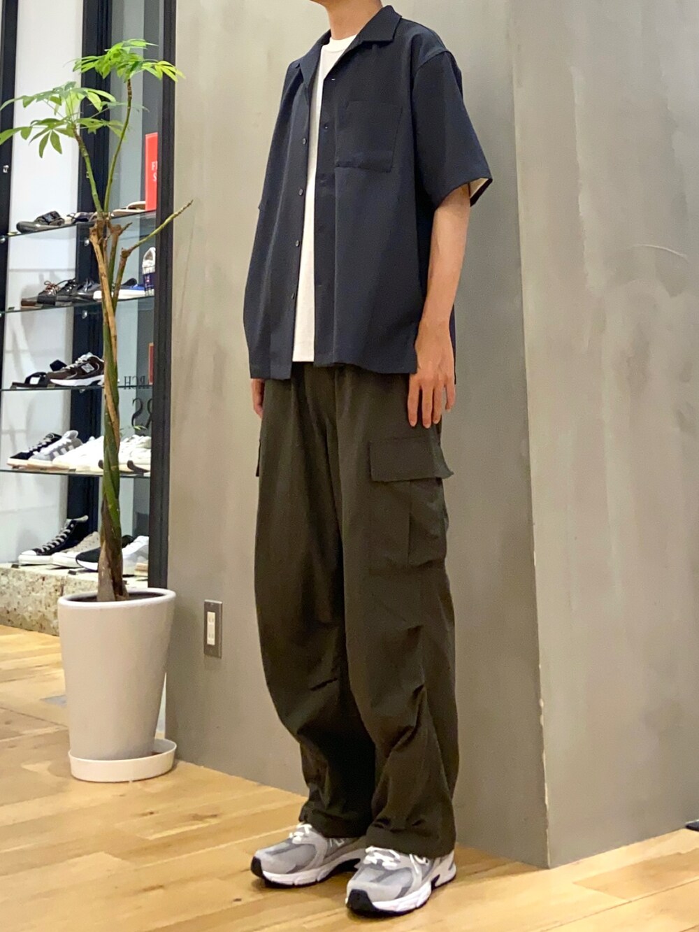 グレー系のシャツ/ブラウス、グレー系のTシャツ/カットソー、グリーン系のカーゴパンツを着用したメンズの秋コーディネートの3枚目の写真