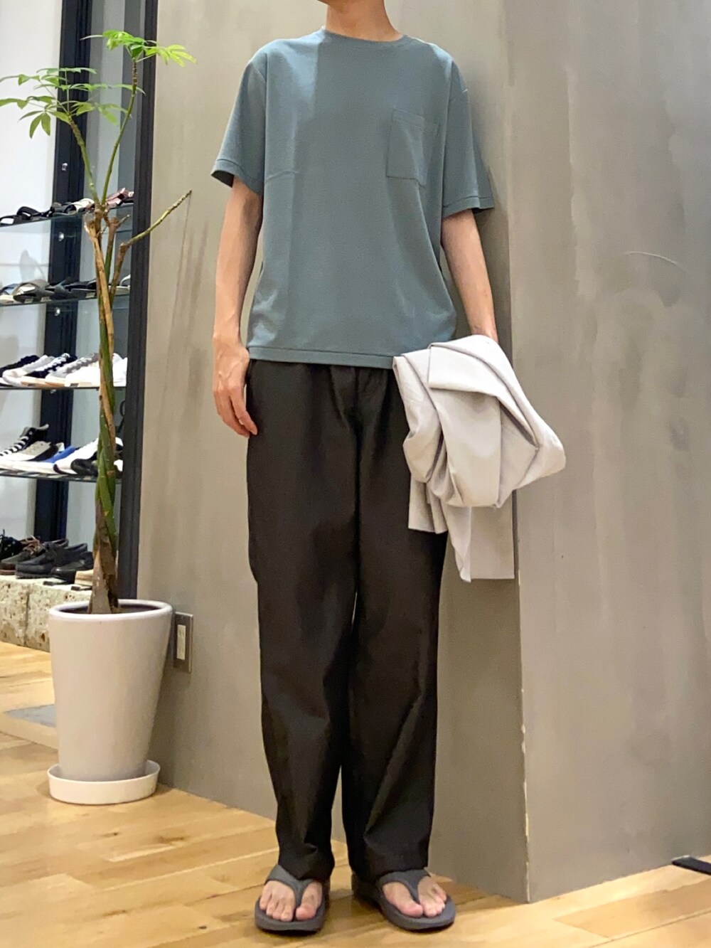 グレー系のシャツ/ブラウス、グリーン系のTシャツ/カットソー、ブラック系のその他パンツを着用したメンズの夏コーディネートの2枚目の写真