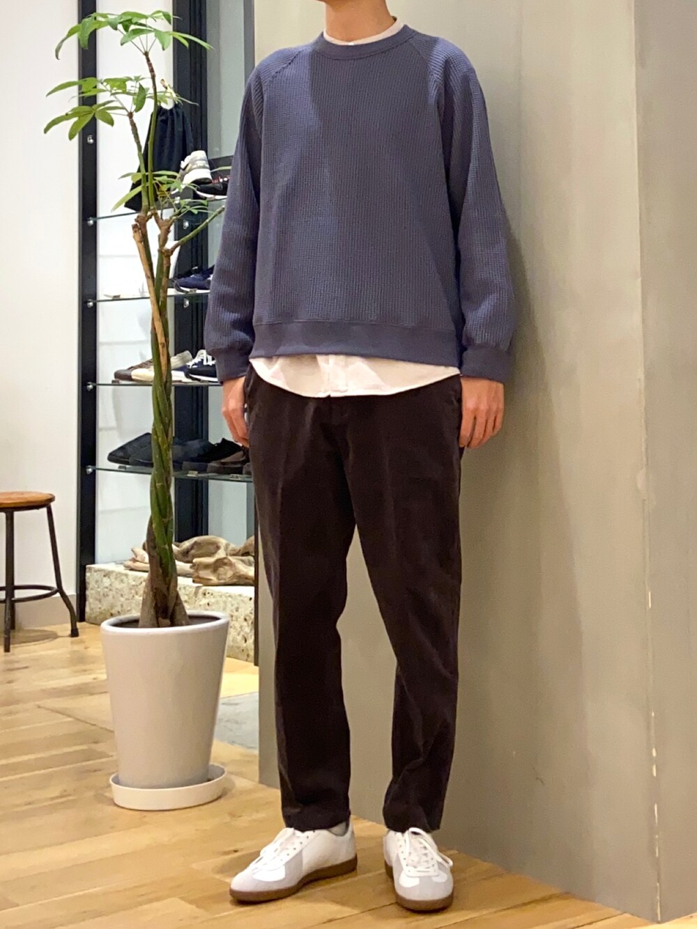 ブルー系のTシャツ/カットソー、ホワイト系のシャツ/ブラウス、グレー系のその他パンツを着用したメンズの秋コーディネートの2枚目の写真